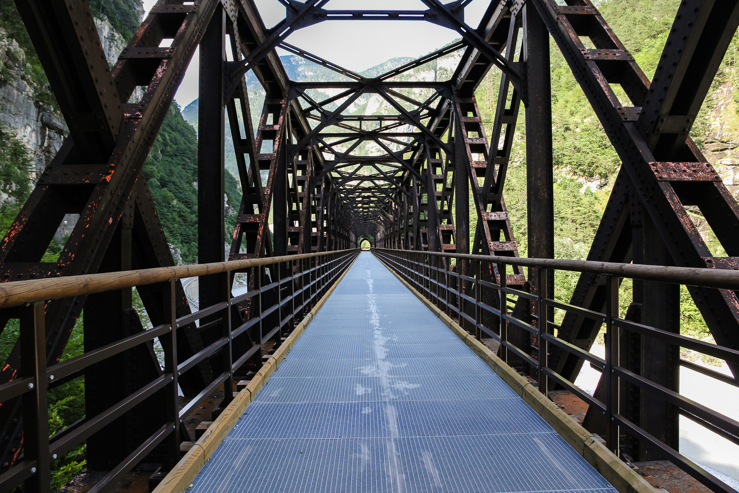 Durch die genietete Stahlbrücke der alten Bahntrasse, heute Radweg
